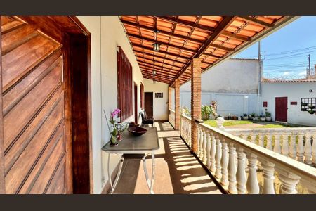 Casa à venda com 130m², 3 quartos e 3 vagas Casa à venda com 130m², 3 quartos e 3 vagasVaranda