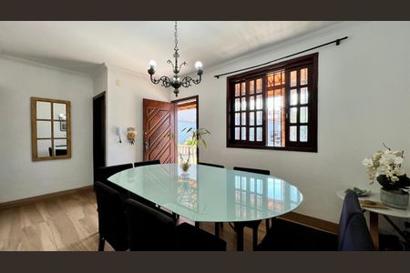 Casa à venda com 130m², 3 quartos e 3 vagas Casa à venda com 130m², 3 quartos e 3 vagasSala de Jantar