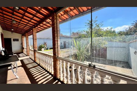 Casa à venda com 130m², 3 quartos e 3 vagas Casa à venda com 130m², 3 quartos e 3 vagasVaranda