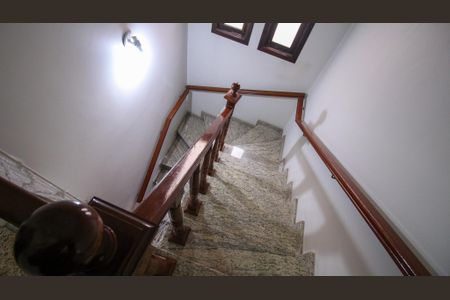 Casa à venda com 219m², 3 quartos e 4 vagasEscada