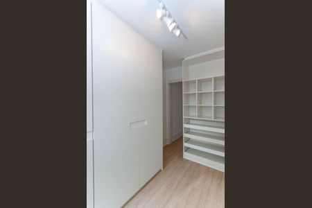 Apartamento à venda com 80m², 2 quartos e 2 vagas Apartamento à venda com 80m², 2 quartos e 2 vagasCloset Suíte 1