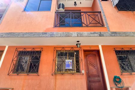 Fachada com placa de casa para alugar com 2 quartos, 101m² em Encantado, Rio de Janeiro