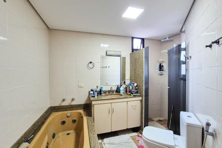 Apartamento à venda com 149m², 4 quartos e 2 vagas Apartamento à venda com 149m², 4 quartos e 2 vagasBanheiro da Suíte 1