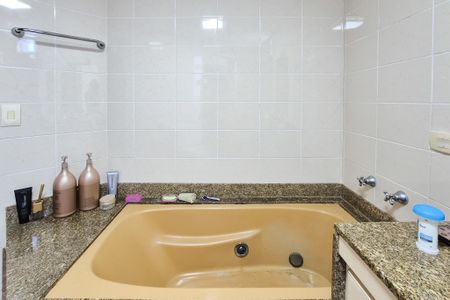 Apartamento à venda com 149m², 4 quartos e 2 vagas Apartamento à venda com 149m², 4 quartos e 2 vagasBanheiro da Suíte 1