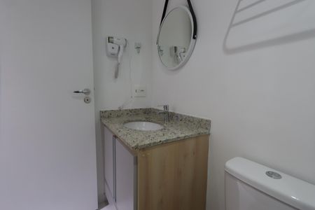 Banheiro de kitnet/studio para alugar com 1 quarto, 24m² em Paraíso, São Paulo