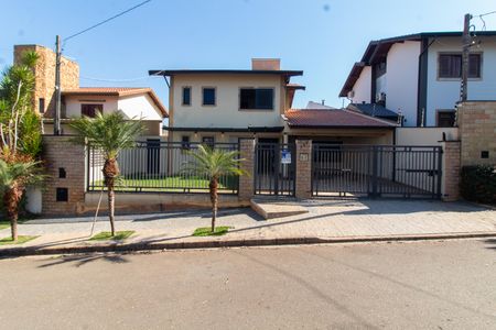Casa à venda com 220m², 3 quartos e 4 vagasFachada