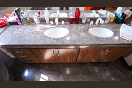 Apartamento para alugar com 290m², 4 quartos e 4 vagasBanheiro da Suíte 1