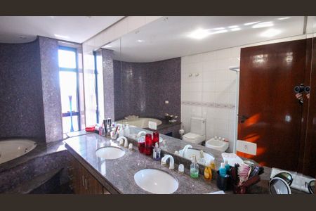 Apartamento para alugar com 290m², 4 quartos e 4 vagasBanheiro da Suíte 1