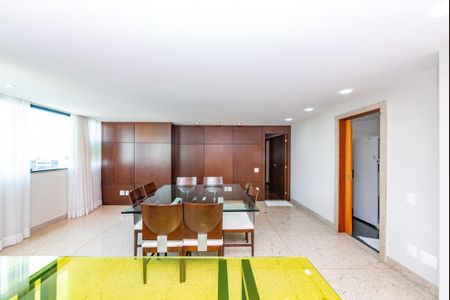 Apartamento para alugar com 170m², 3 quartos e 4 vagas Apartamento para alugar com 170m², 3 quartos e 4 vagasSala