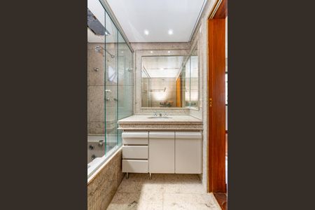 Apartamento para alugar com 170m², 3 quartos e 4 vagas Apartamento para alugar com 170m², 3 quartos e 4 vagasBanheiro da Suíte 1