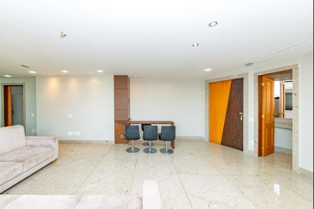 Apartamento para alugar com 170m², 3 quartos e 4 vagas Apartamento para alugar com 170m², 3 quartos e 4 vagasSala