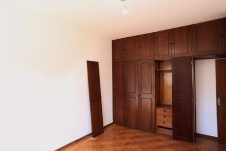 Casa à venda com 510m², 5 quartos e 3 vagas Casa à venda com 510m², 5 quartos e 3 vagasQuarto 1