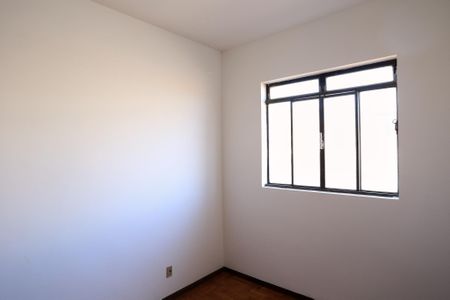 Casa à venda com 510m², 5 quartos e 3 vagas Casa à venda com 510m², 5 quartos e 3 vagasQuarto 2