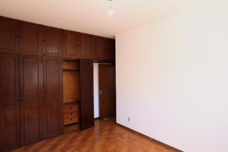 Casa à venda com 510m², 5 quartos e 3 vagas Casa à venda com 510m², 5 quartos e 3 vagasQuarto 1