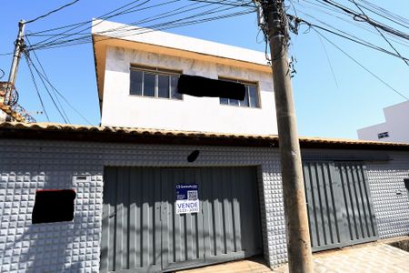 Casa à venda com 510m², 5 quartos e 3 vagas Casa à venda com 510m², 5 quartos e 3 vagasFachada