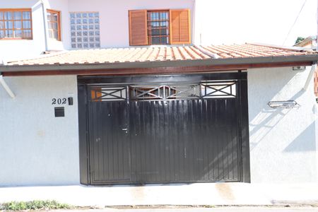 Casa para alugar com 200m², 3 quartos e 4 vagasFachada