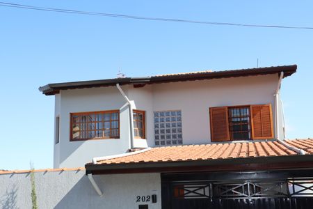 Casa para alugar com 200m², 3 quartos e 4 vagasFachada