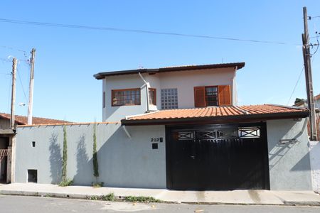 Casa para alugar com 200m², 3 quartos e 4 vagasFachada
