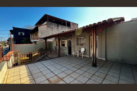 Casa à venda com 240m², 4 quartos e 2 vagasFachada