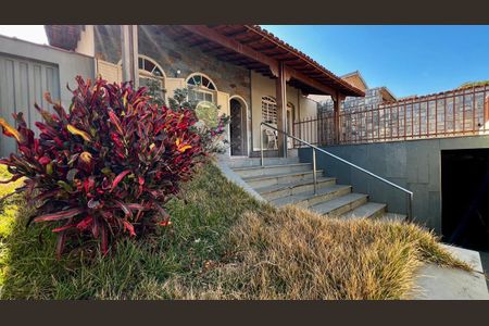 Casa à venda com 240m², 4 quartos e 2 vagasFachada