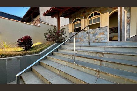 Casa à venda com 240m², 4 quartos e 2 vagasFachada