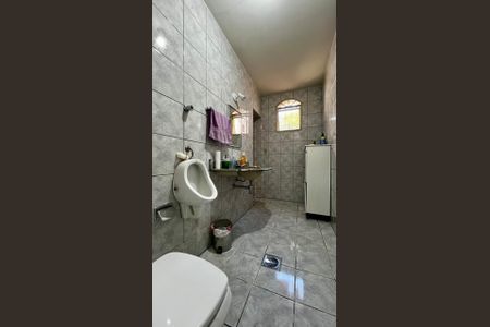 Casa à venda com 240m², 4 quartos e 2 vagasBanheiro