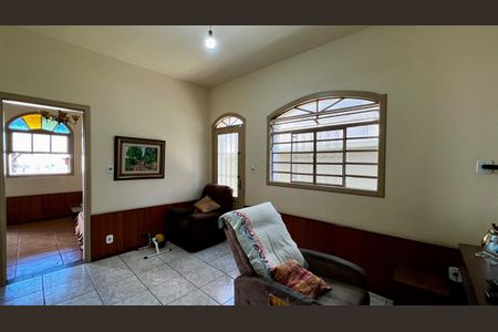 Casa à venda com 240m², 4 quartos e 2 vagasSala