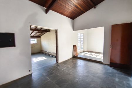 Casa para alugar com 290m², 2 quartos e 4 vagas Casa para alugar com 290m², 2 quartos e 4 vagas Suíte