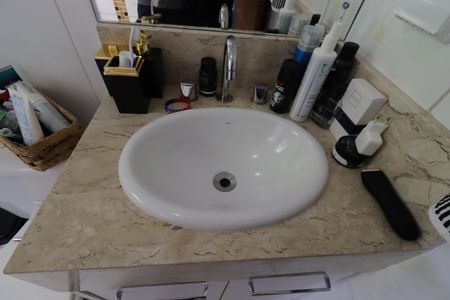 Casa à venda com 217m², 3 quartos e 5 vagasBanheiro da Suíte 2 - Pia