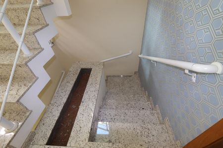 Casa à venda com 217m², 3 quartos e 5 vagasEscada para a garagem