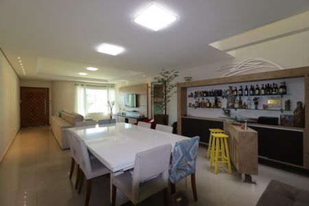 Casa à venda com 217m², 3 quartos e 5 vagasSala