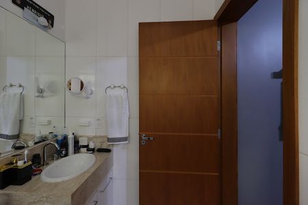 Casa à venda com 217m², 3 quartos e 5 vagasBanheiro da Suíte 2