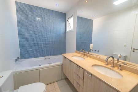 Apartamento à venda com 247m², 4 quartos e 4 vagasBanheiro da suíte 2