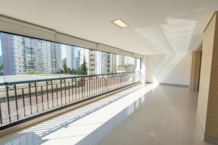 Apartamento à venda com 247m², 4 quartos e 4 vagasVaranda da Sala