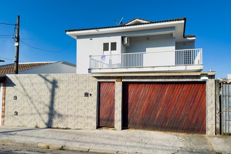 Casa para alugar com 263m², 4 quartos e 4 vagas Casa para alugar com 263m², 4 quartos e 4 vagasFachada + Plaquinha