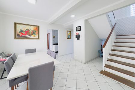 Casa para alugar com 263m², 4 quartos e 4 vagas Casa para alugar com 263m², 4 quartos e 4 vagasSala