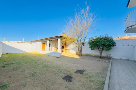 Casa para alugar com 263m², 4 quartos e 4 vagas Casa para alugar com 263m², 4 quartos e 4 vagasQuintal