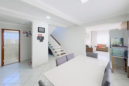 Casa para alugar com 263m², 4 quartos e 4 vagas Casa para alugar com 263m², 4 quartos e 4 vagasSala