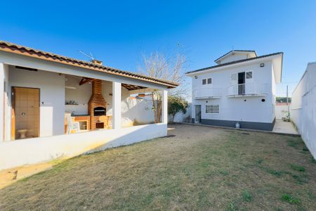 Casa para alugar com 263m², 4 quartos e 4 vagas Casa para alugar com 263m², 4 quartos e 4 vagasQuintal