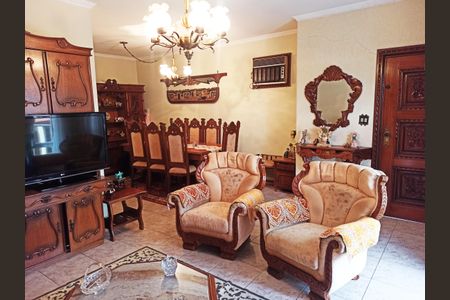 Casa à venda com 253m², 4 quartos e 5 vagasSala