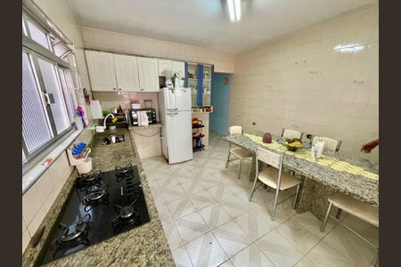 Casa à venda com 125m², 2 quartos e 2 vagas Casa à venda com 125m², 2 quartos e 2 vagasCozinha