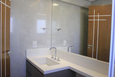 Apartamento à venda com 94m², 2 quartos e 2 vagasBanheiro da Suíte 1