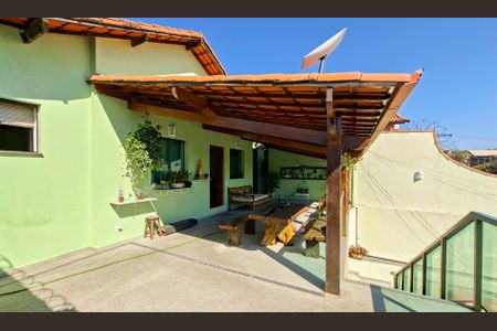 Casa à venda com 560m², 3 quartos e 3 vagasVaranda