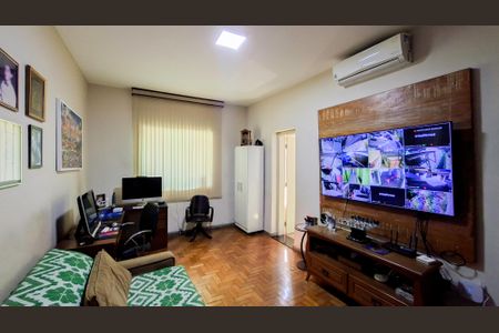 Casa à venda com 560m², 3 quartos e 3 vagasEscritório