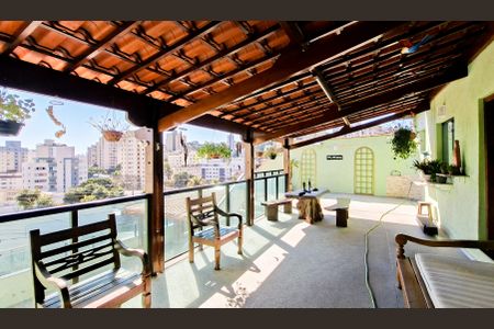 Casa à venda com 560m², 3 quartos e 3 vagasVaranda