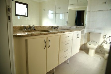 Apartamento à venda com 280m², 3 quartos e 4 vagasBanheiro da Suíte 1