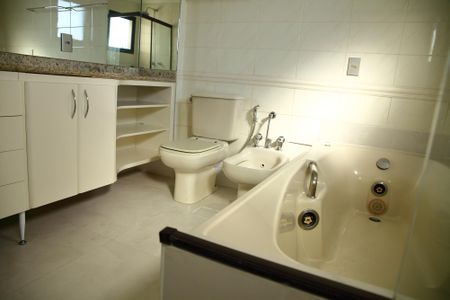 Apartamento à venda com 280m², 3 quartos e 4 vagasBanheiro da Suíte 1