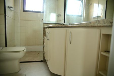 Apartamento à venda com 280m², 3 quartos e 4 vagasBanheiro da Suíte 2