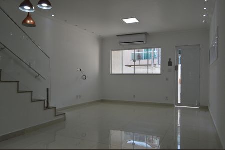 Casa de condomínio à venda com 180m², 3 quartos e 1 vagaSala