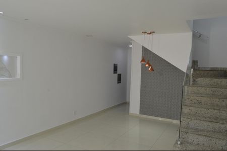 Casa de condomínio à venda com 180m², 3 quartos e 1 vagaSala